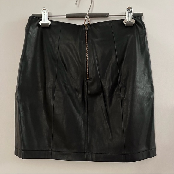 Black NAF NAF faux leather skirt from Paris - Picture 2 of 3